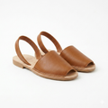 Menorquina de cuero Hoja, elegancia atemporal
