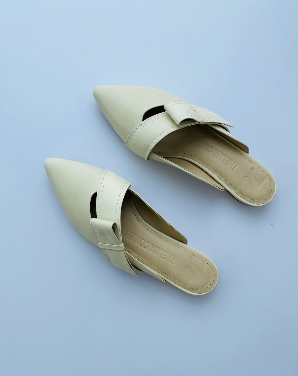 Mules de Cuero Palolem – Zapatos Destalonados de Punta Fina con Diseño Vanguardista